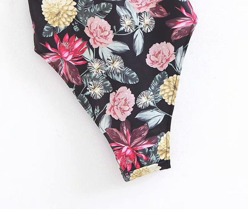 Modern teljes fürdőruha kivágásokkal és színes mintával