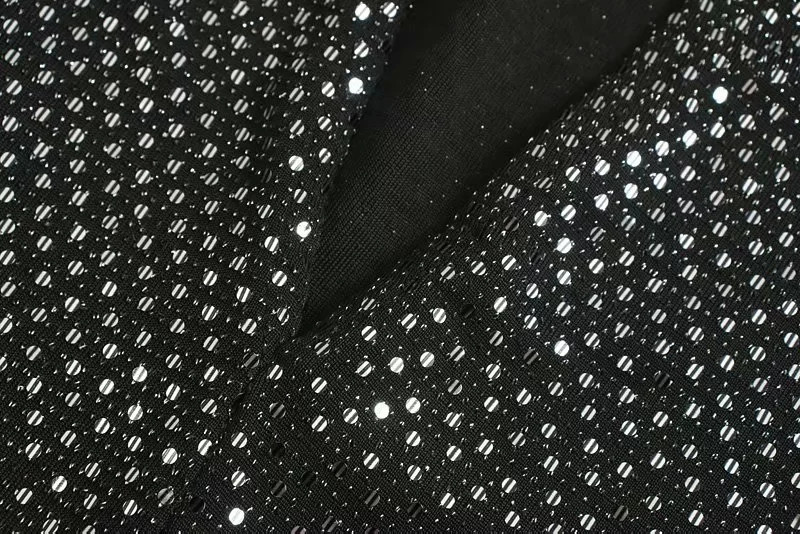 Corp de femeie modern, cu un decolteu adânc și efect strălucitor