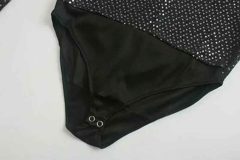 Corp de femeie modern, cu un decolteu adânc și efect strălucitor