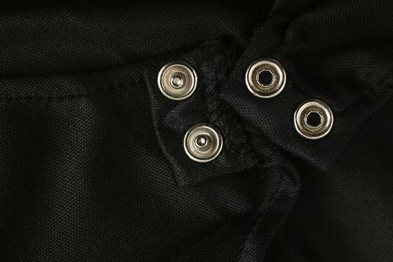 Corp de femeie modern, cu un decolteu adânc și efect strălucitor