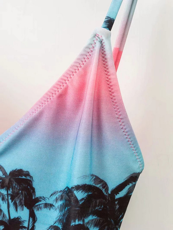 Costum de baie complet modern, cu bretele subțiri și model colorat