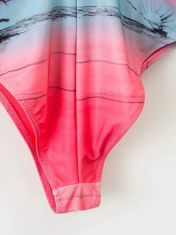 Costum de baie complet modern, cu bretele subțiri și model colorat