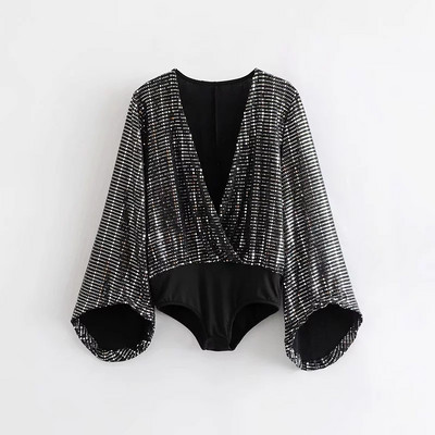 Stílusos női test mély nyakkivágással, széles ujjakkal és fényes hatással