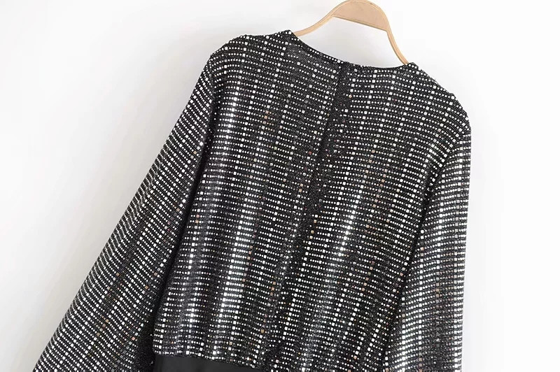 Stílusos női test mély nyakkivágással, széles ujjakkal és fényes hatással