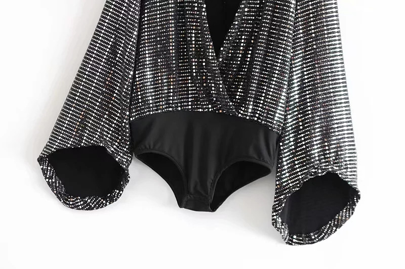 Stílusos női test mély nyakkivágással, széles ujjakkal és fényes hatással