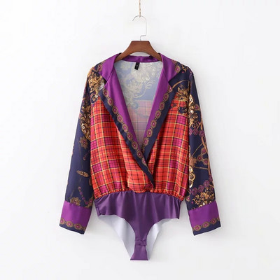 Corp de damă modern, cu un decolteu adânc și model colorat