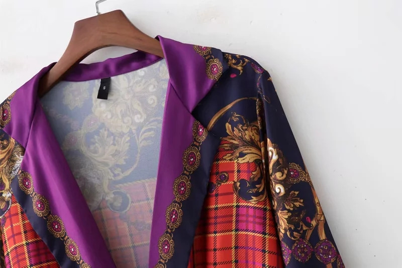 Corp de damă modern, cu un decolteu adânc și model colorat