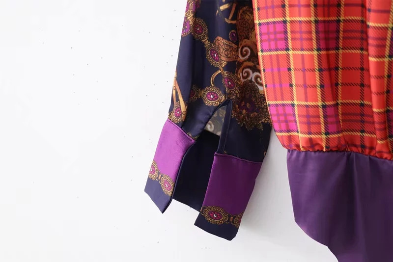 Corp de damă modern, cu un decolteu adânc și model colorat