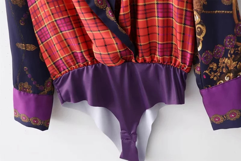 Corp de damă modern, cu un decolteu adânc și model colorat