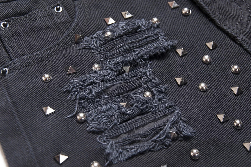 Farmer rövidnadrág szakadt motívumokkal és fém lyukakkal, fekete színben