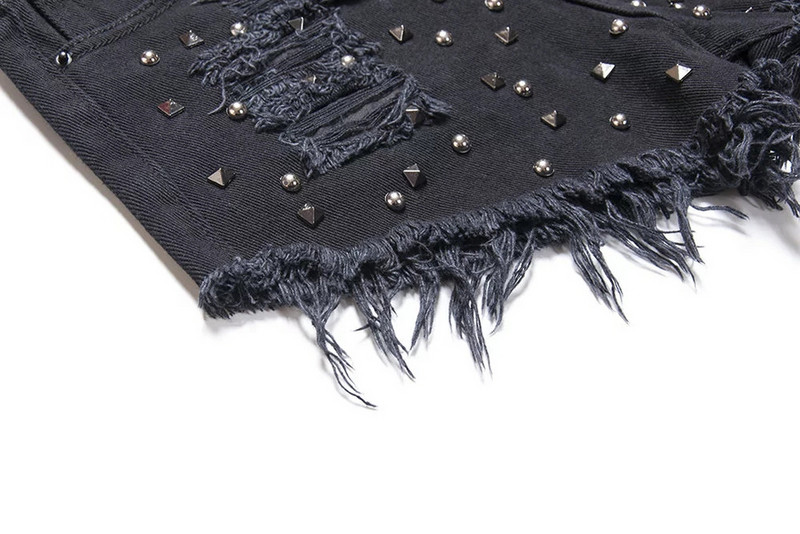 Farmer rövidnadrág szakadt motívumokkal és fém lyukakkal, fekete színben