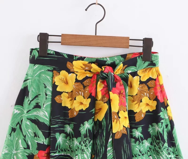 Modern női rövidnadrág széles modell virágmintával és övvel