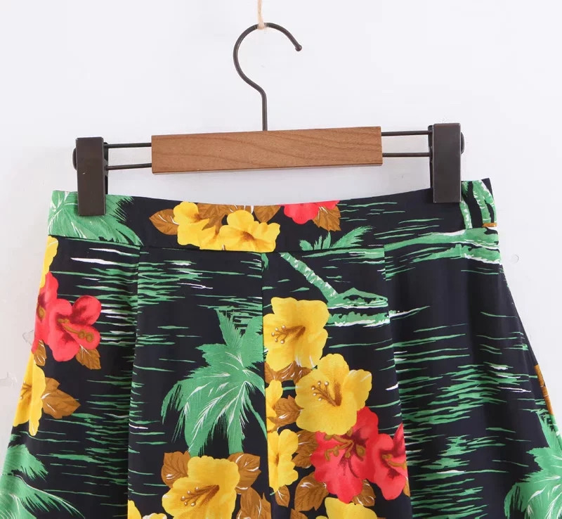 Modern női rövidnadrág széles modell virágmintával és övvel