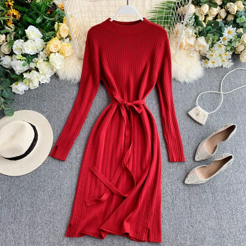 Alkalmi női kötött ruha derékkötővel több színben