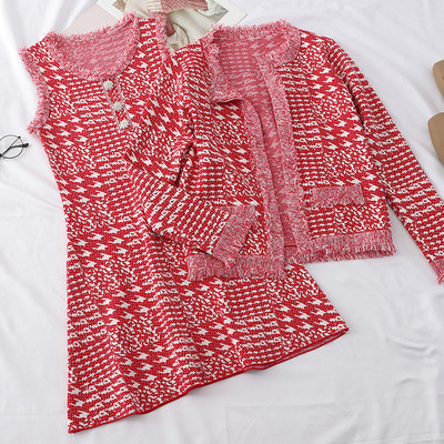 Stílusos női szett, amely egy ruhát és egy kardigánt tartalmaz három színben