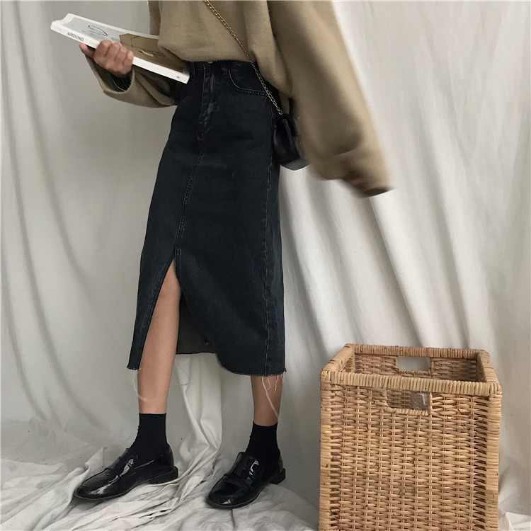 Alkalmi női farmerszoknya sötét színben, magas derékkal