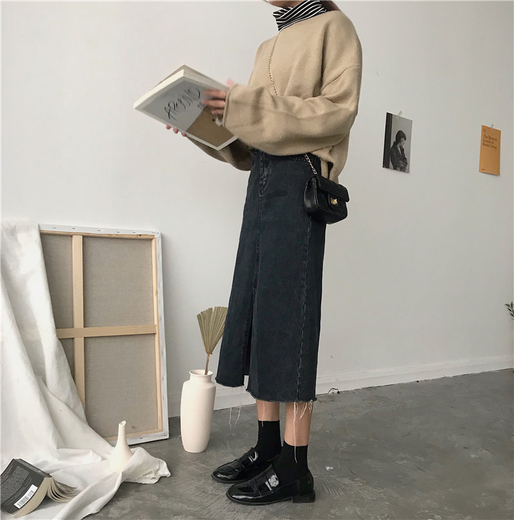 Alkalmi női farmerszoknya sötét színben, magas derékkal