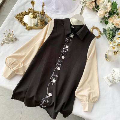 Stílusos női ruha gallérral és fekete hímzéssel