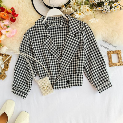 Rövid női kabát gombokkal, négy színben