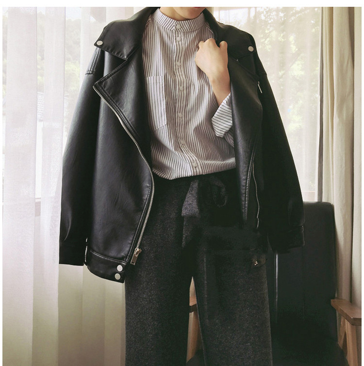 Aktuális női bőrdzseki széles modell fekete színben