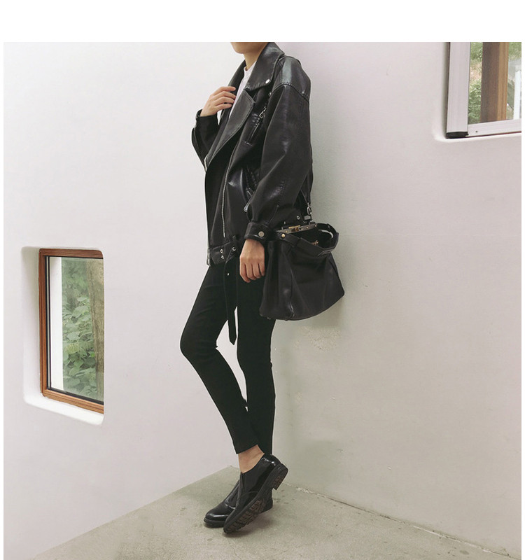 Aktuális női bőrdzseki széles modell fekete színben