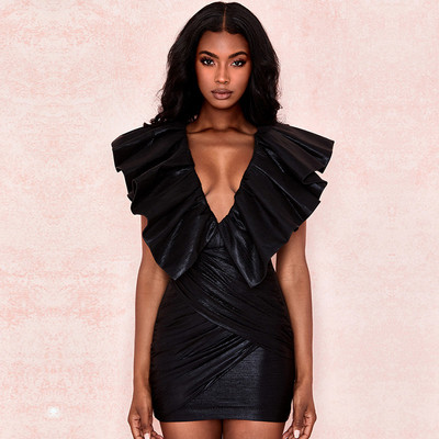 Stílusos női ruha Karcsú modell mély nyakkivágással, fekete színben