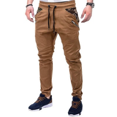 Pantaloni sport barbati cu motive de camuflaj in mai multe culori
