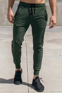 Férfi sportnadrág gumírozott derékkal és zsebekkel több színben