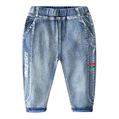 Modern, kék színű rátéttel és zsebekkel ellátott gyerekfarmer fiúknak