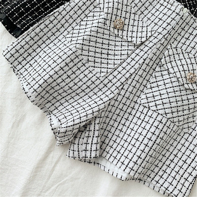 Κομψά γυναικεία σορτς με ψηλή μέση και τσέπες σε μαύρο και άσπρο χρώμα