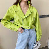 Σύντομο γυναικείο μπουφάν από οικολογικό δέρμα σε μαύρο, λευκό και πράσινο χρώμα