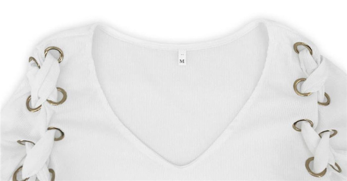 Μοντέρνο γυναικείο πουλόβερ  με κορδόνια  σε λευκό χρώμα