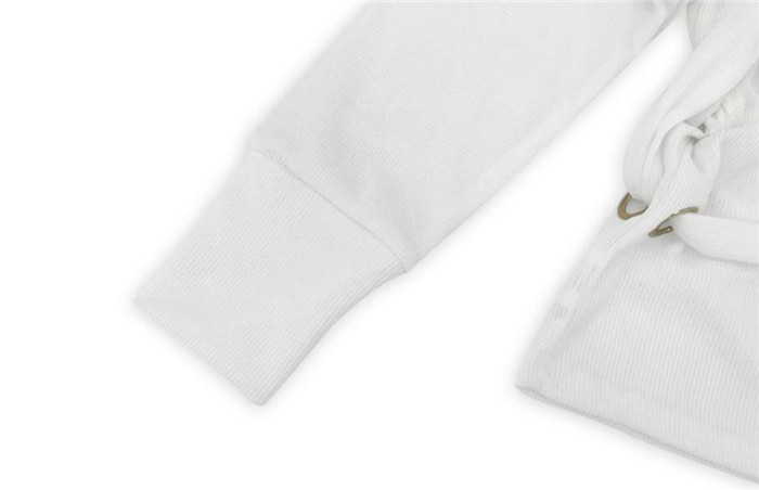 Μοντέρνο γυναικείο πουλόβερ  με κορδόνια  σε λευκό χρώμα