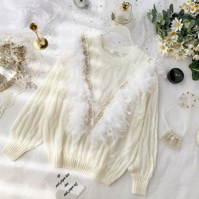 Νέο  μοντέλο μοντέρνο  γυναικείο  πουλόβερ σε λευκό χρώμα