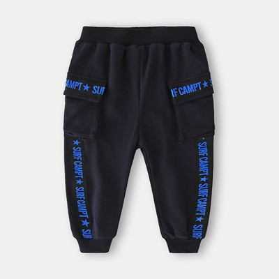 Модерен детски панталон с апликация и джобове в черен цвят