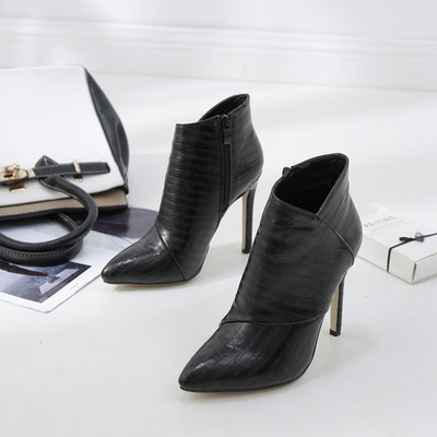 Női magas sarkú cipő fekete színben - hegyes modell