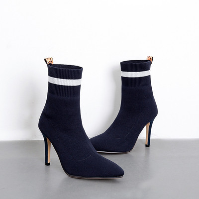 Cizme de damă cu toc subțire și inscripții în mov și albastru