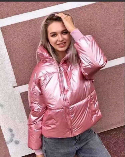 Μοντέρνο γυναικείο μπουφάν με ένα κομψό αποτέλεσμα και ένα υψηλό γιακά σε διάφορα χρώματα