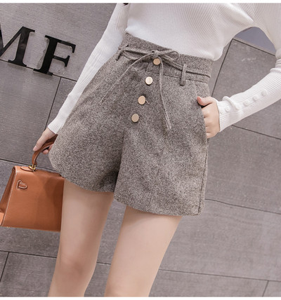 Pantaloni scurți de damă actuali în trei culori cu nasturi