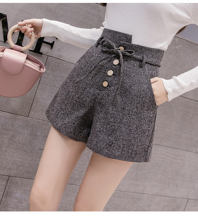 Pantaloni scurți de damă actuali în trei culori cu nasturi