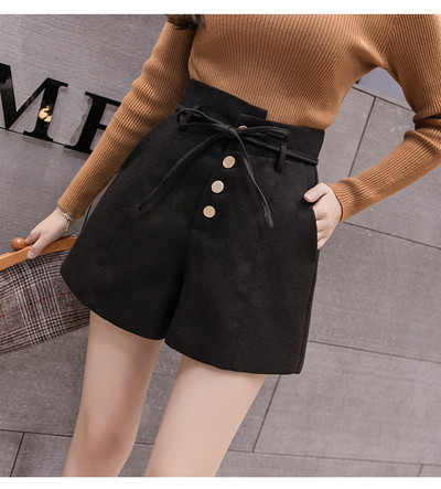 Pantaloni scurți de damă actuali în trei culori cu nasturi