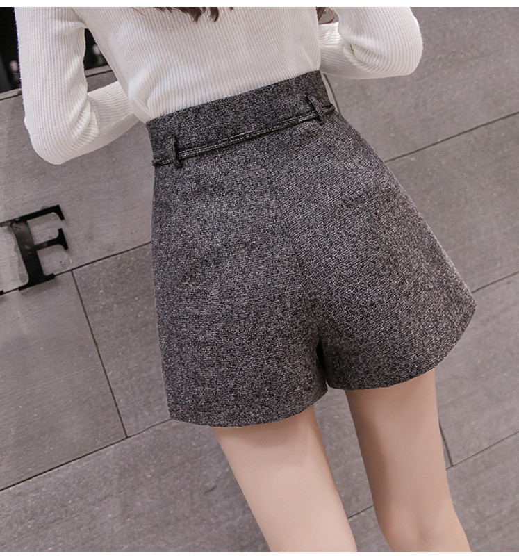 Pantaloni scurți de damă actuali în trei culori cu nasturi