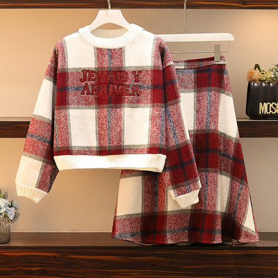 Set de damă în carouri din două părți cu inscripție în roșu și galben