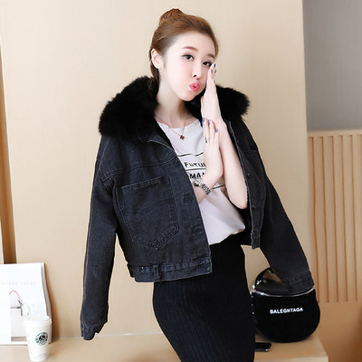 Μοντέρνο γυναικείο τζιν μπουφάν με μαλακή επένδυση σε μαύρο και μπλε χρώμα