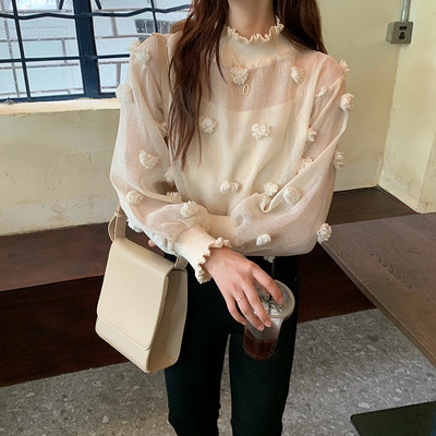 Modern női blúz magas gallérral és bézs 3D elemekkel