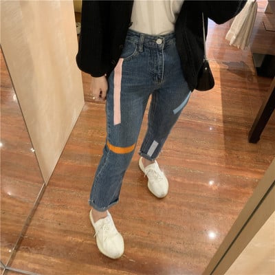 Μοντέρνο γυναικείο τζιν ευρύ μοντέλο με ψηλή μέση και πολύχρωμα στοιχεία