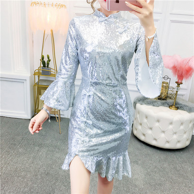 Aktuális női ruha lótusz ujjal és flitterekkel fekete és ezüst színben