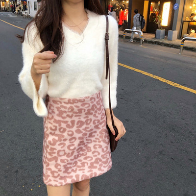 Bluză de damă modernă cu decolteu spitz și mâneci largi