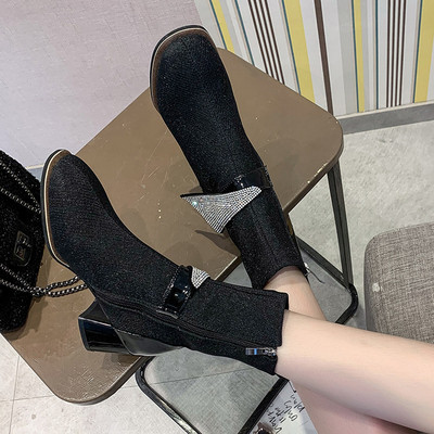 Κομψές γυναικείες μπότες με πέτρες και παχιά τακούνια σε μαύρο χρώμα