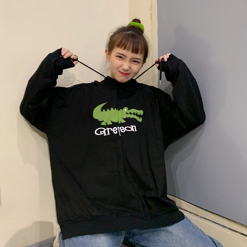 Női napi pulóver három színben, rátéttel